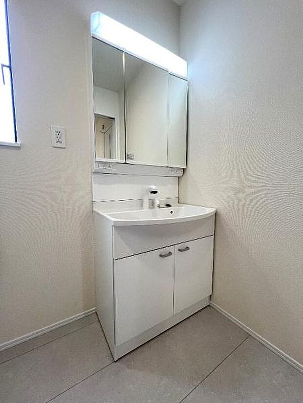 洗面化粧台です。朝の身支度から1日が始まります。