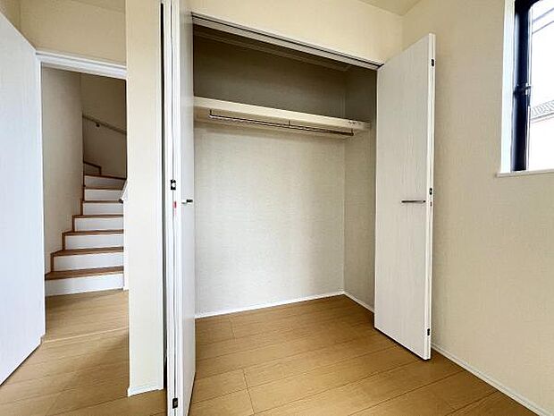 いつでもお部屋をスッキリお使い頂ける収納スペースを設置。