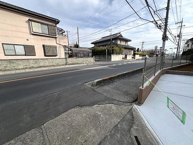 前面道路を含めた現地写真です。