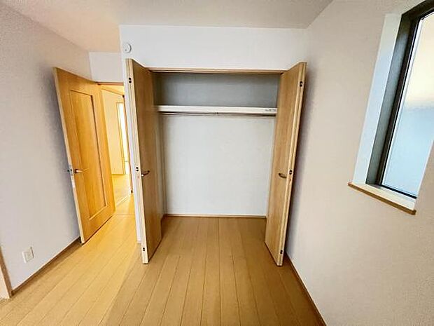 いつでもお部屋をスッキリお使い頂ける収納スペースを設置。