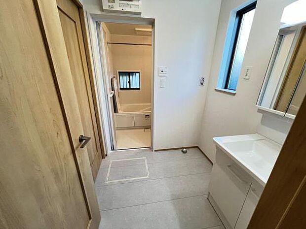 快適で清潔感がある脱衣スペースです。