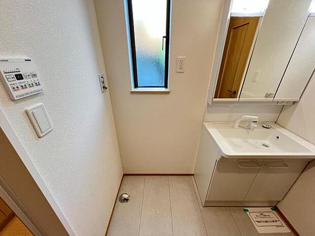 独立洗面台の横にはランドリースペースがございます。