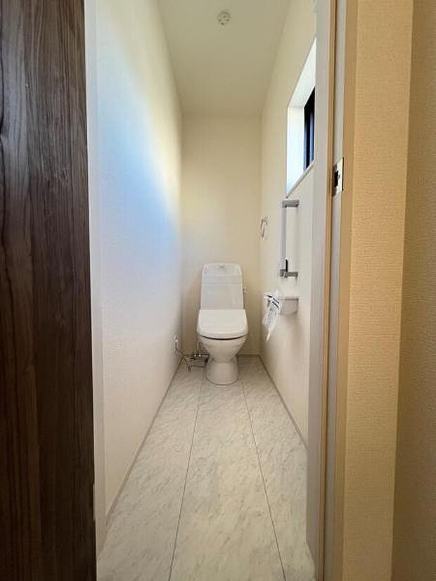 シャワー洗浄機能付のトイレは、清潔感が印象的な空間ですね。