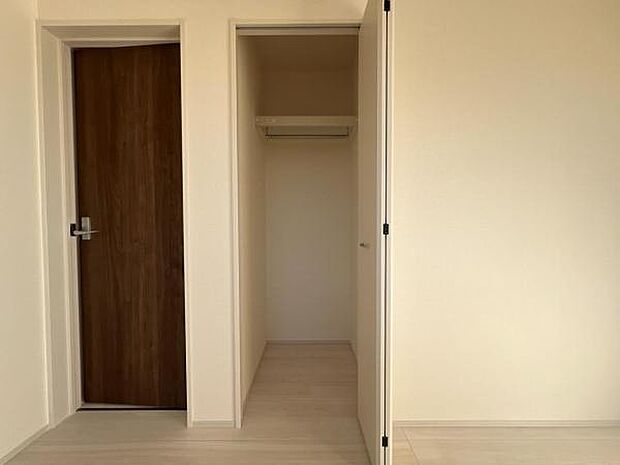 ウォークインクローゼットがあり収納スペースも豊富。季節物もスッキリ片付きそうです。