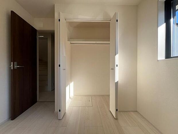 いつでもお部屋をスッキリお使い頂ける収納スペースを設置。