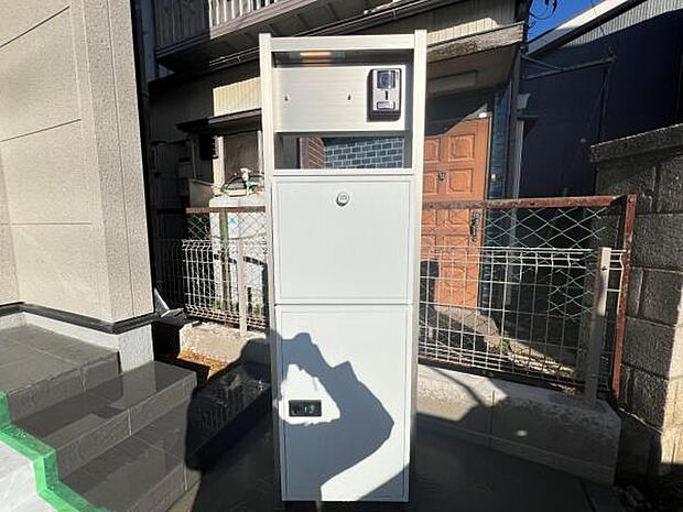 TVドアホンとポストが付いた門柱です。