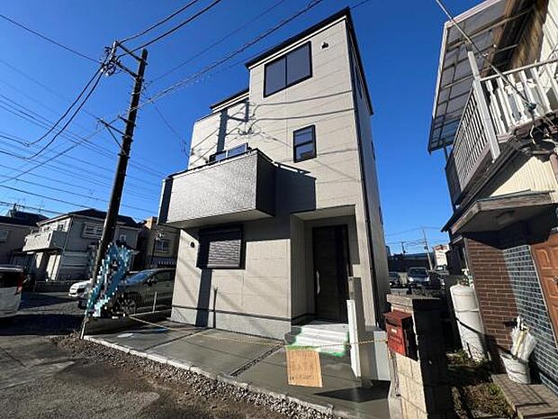 前面道路を含めた現地写真です。