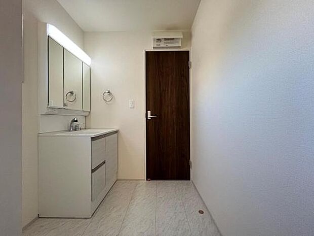 脱衣所は小さなお子様がいるご家庭にも重宝されます。