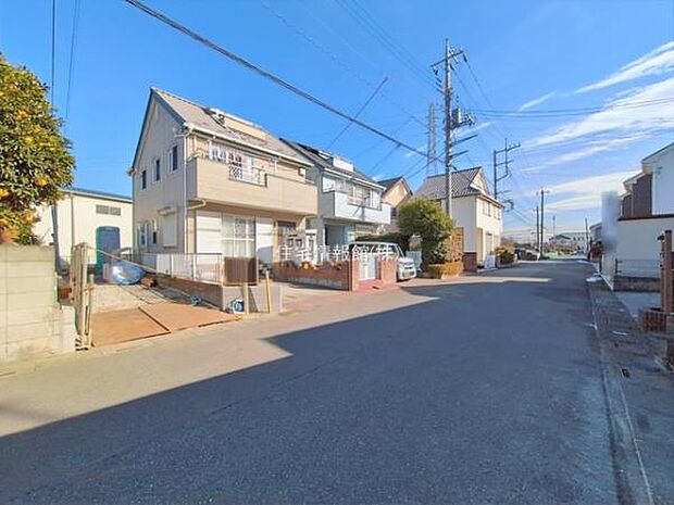 前面道路を含めた現地写真です。