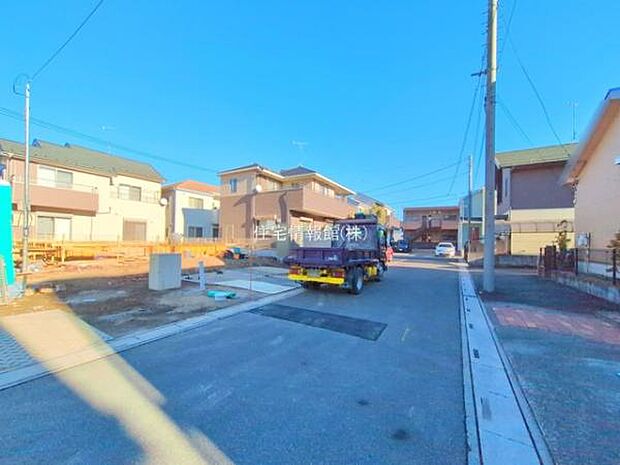 前面道路を含めた現地写真です。