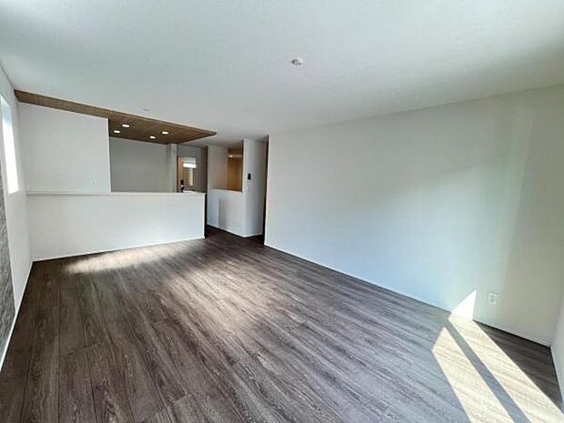 お食事中もキッチンと会話が楽しめるダイニングスペース。