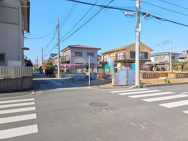前面道路を含めた現地写真です。