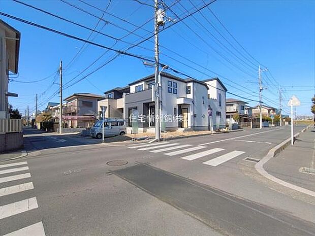 前面道路を含めた現地写真です。