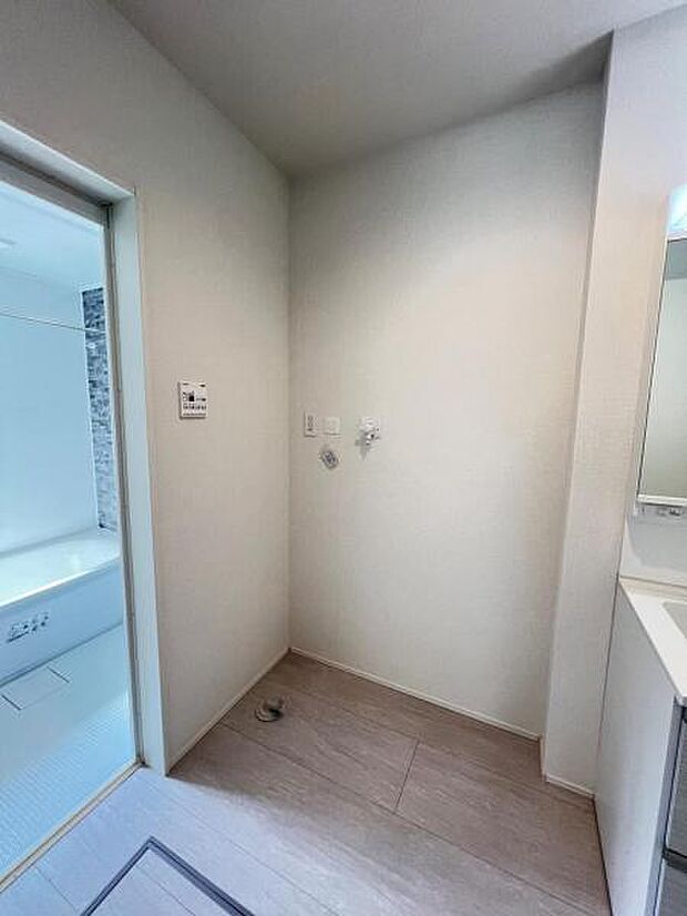 独立洗面台の横にはランドリースペースがございます。