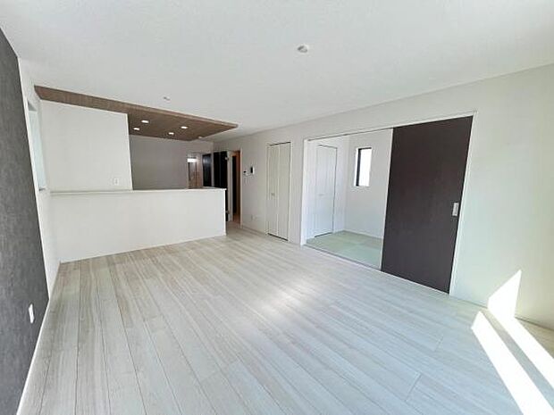 お食事中もキッチンと会話が楽しめるダイニングスペース。