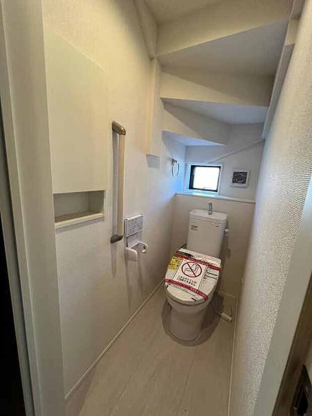 シャワー洗浄機能付のトイレは、清潔感が印象的な空間ですね。