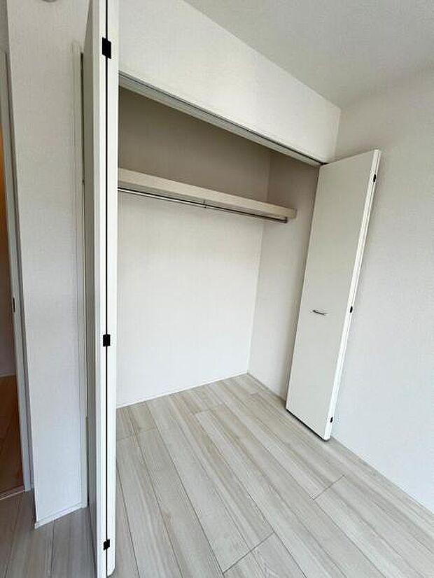 枕棚とハンガーパイプの付いたクローゼットです。