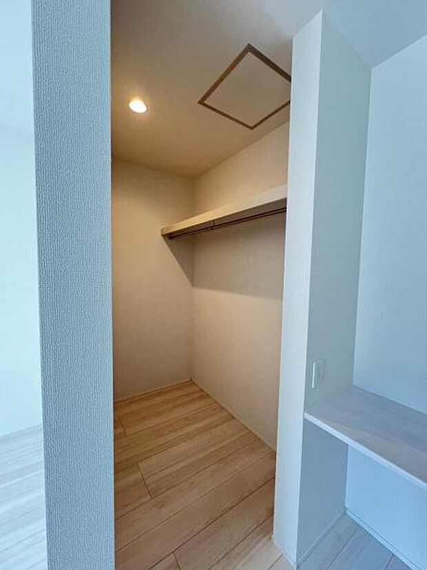 ウォークインクローゼットがあり収納スペースも豊富。季節物もスッキリ片付きそうです。