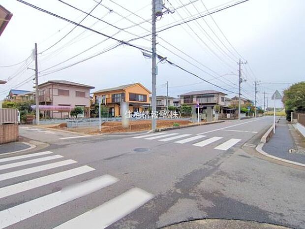 前面道路を含めた現地写真です。