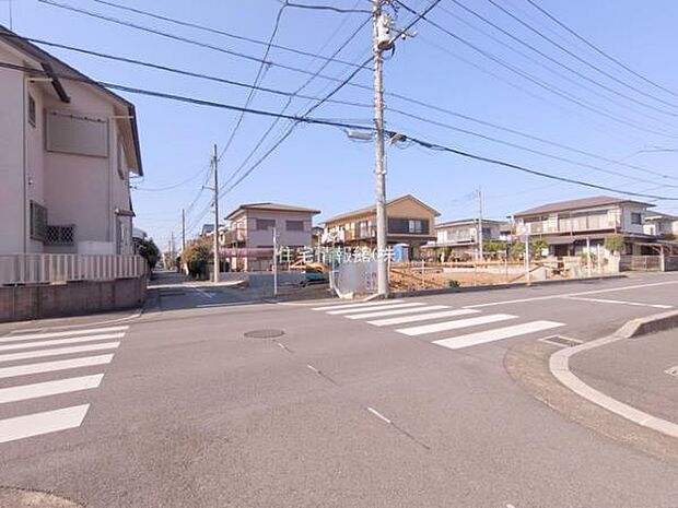 前面道路を含めた現地写真です。