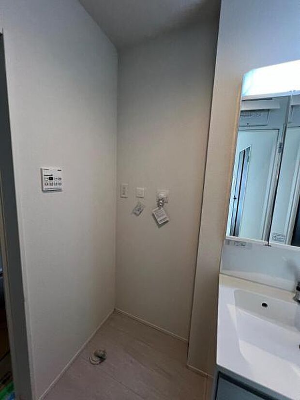 独立洗面台の横にはランドリースペースがございます。