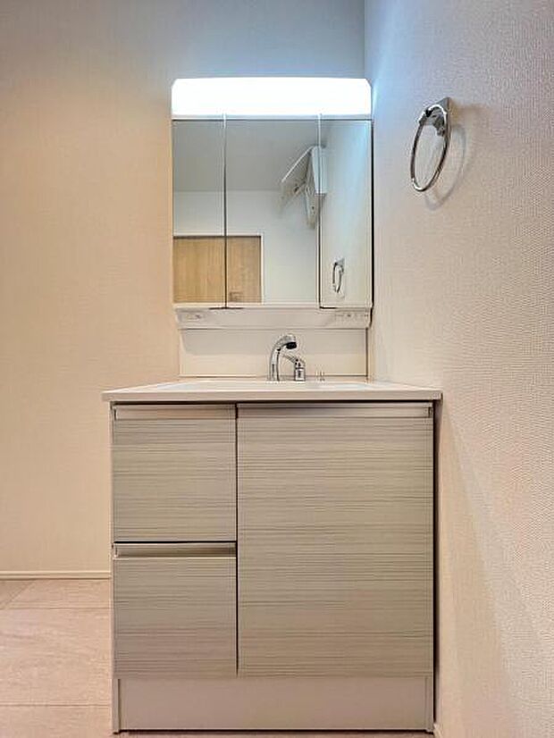 シャワー付き洗面化粧台です。手軽にシャンプーができ、お掃除もしやすいですね。