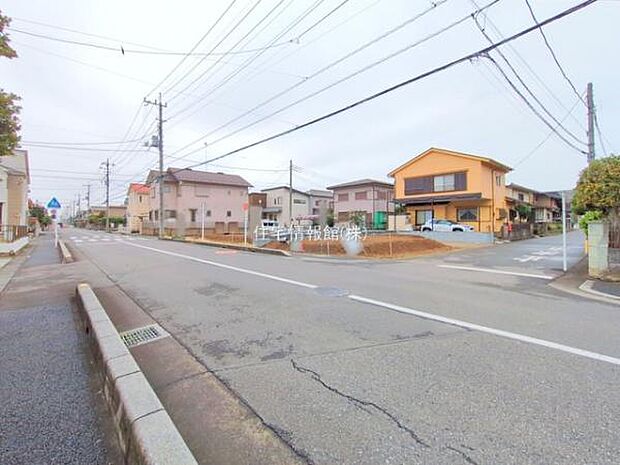 前面道路を含めた現地写真です。