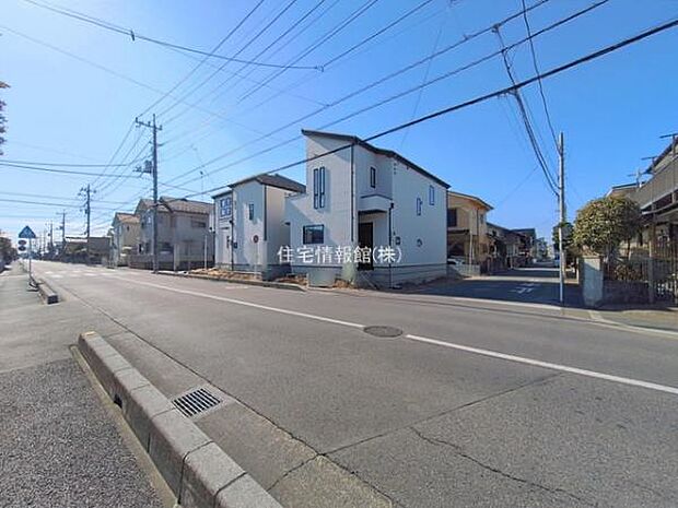 前面道路を含めた現地写真です。