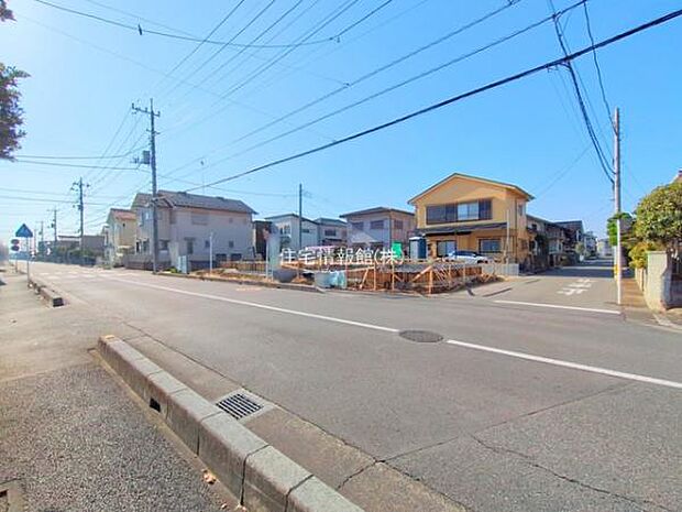 前面道路を含めた現地写真です。