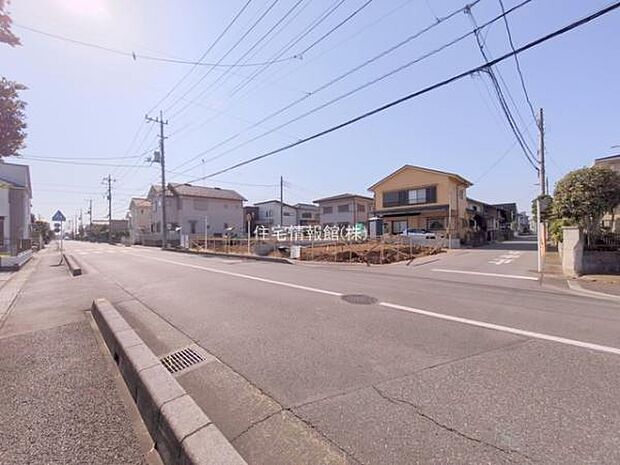 前面道路を含めた現地写真です。