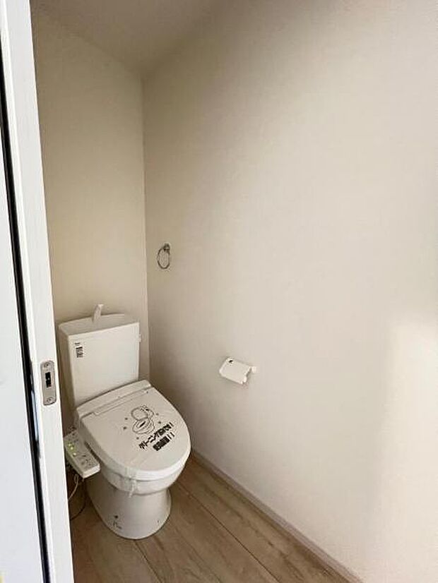 シャワー洗浄機能付のトイレは、清潔感が印象的な空間ですね。