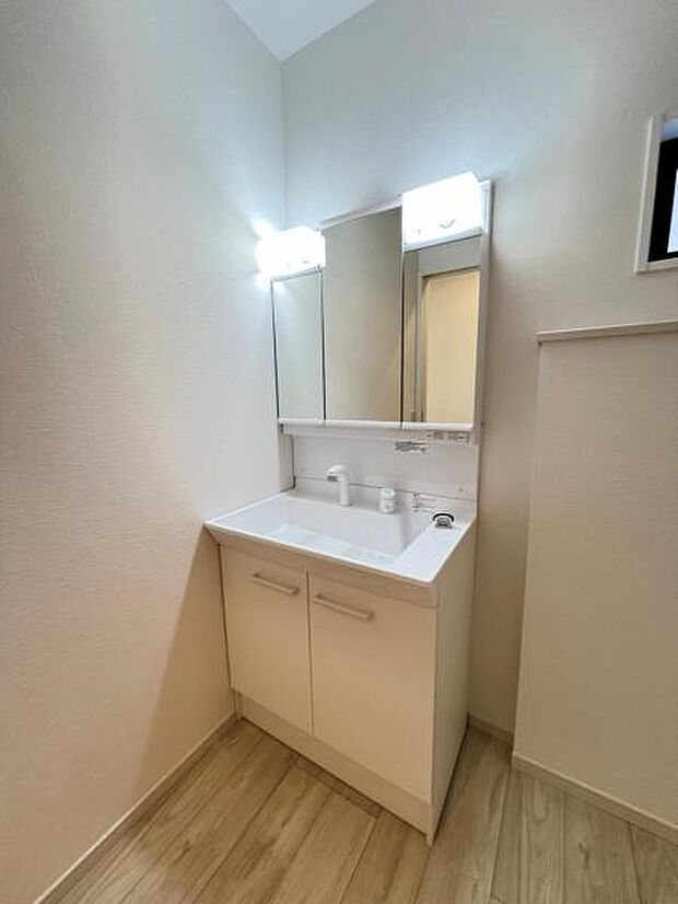 洗面化粧台です。朝の身支度から1日が始まります。