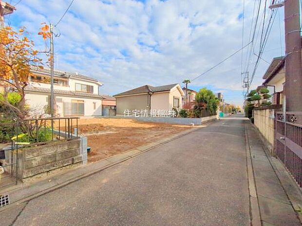 前面道路を含めた現地写真です。