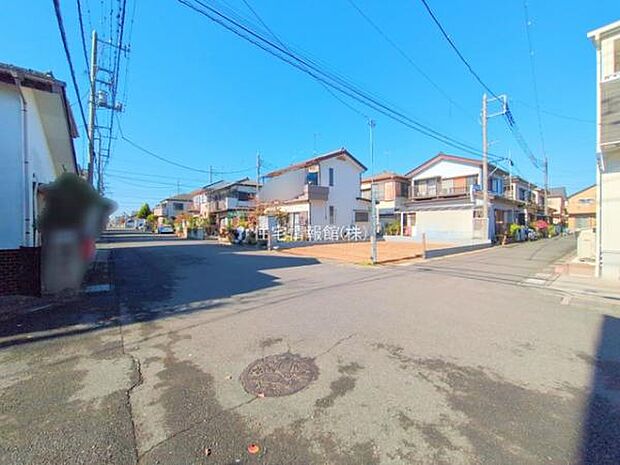 前面道路を含めた現地写真です。