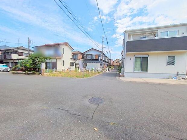 前面道路を含めた現地写真です。