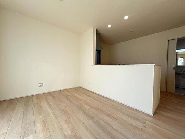 お食事中もキッチンと会話が楽しめるダイニングスペース。