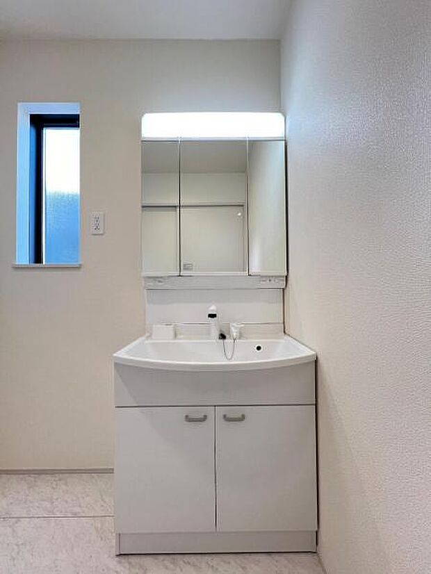 洗面化粧台です。朝の身支度から1日が始まります。