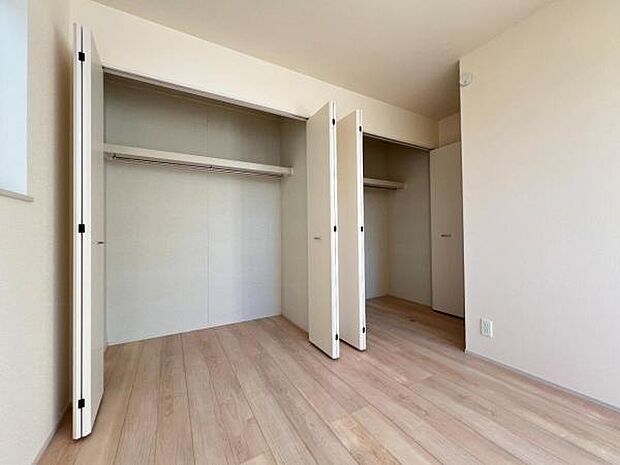 中の物を確認しやすく、取り出しやすい収納スペース。お部屋を広々とお使いいただけます。