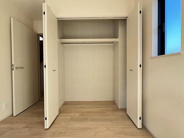 いつでもお部屋をスッキリお使い頂ける収納スペースを設置。