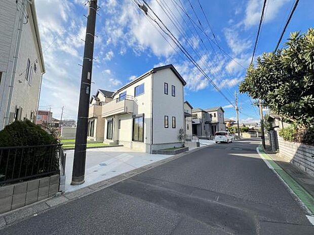 前面道路を含めた現地写真です。ぜひ周辺環境も併せてご覧ください。