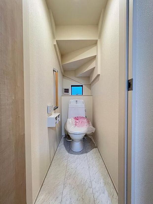 シャワー洗浄機能付のトイレは、清潔感が印象的な空間ですね。