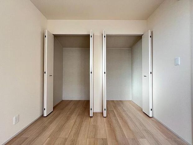 いつでもお部屋をスッキリお使い頂ける収納スペースを設置。