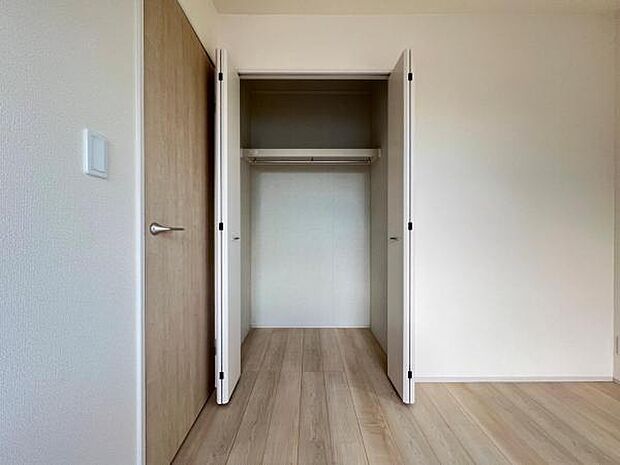 中の物を確認しやすく、取り出しやすい収納スペース。お部屋を広々とお使いいただけます。