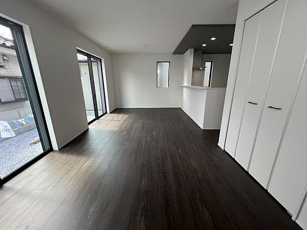 お食事中もキッチンと会話が楽しめるダイニングスペース。