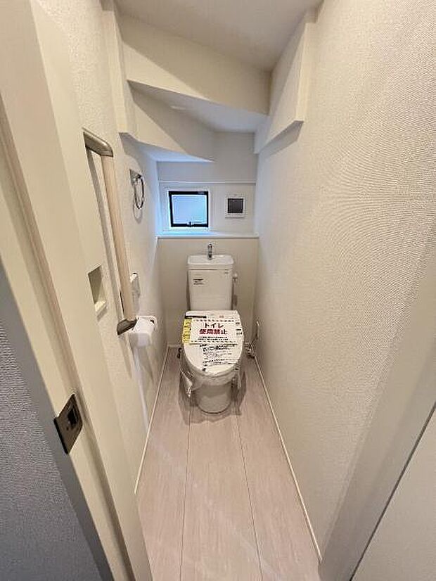 シャワー洗浄機能付のトイレは、清潔感が印象的な空間ですね。
