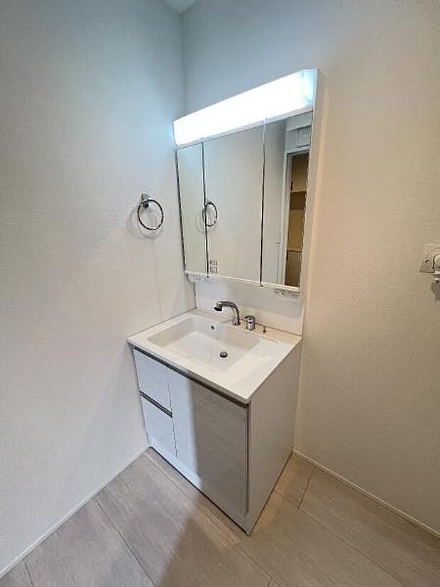 洗面化粧台です。朝の身支度から1日が始まります。