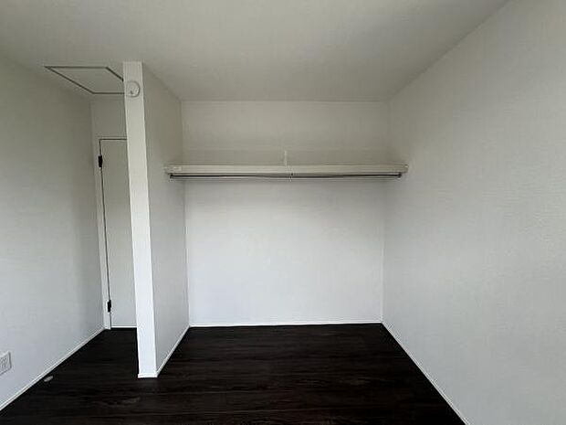 いつでもお部屋をスッキリお使い頂ける収納スペースを設置。