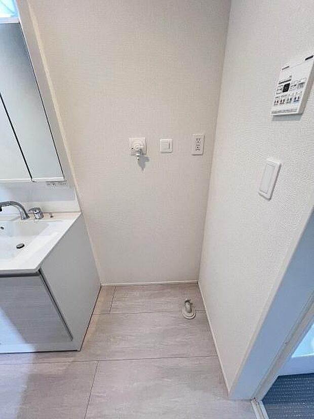 独立洗面台の横にはランドリースペースがございます。