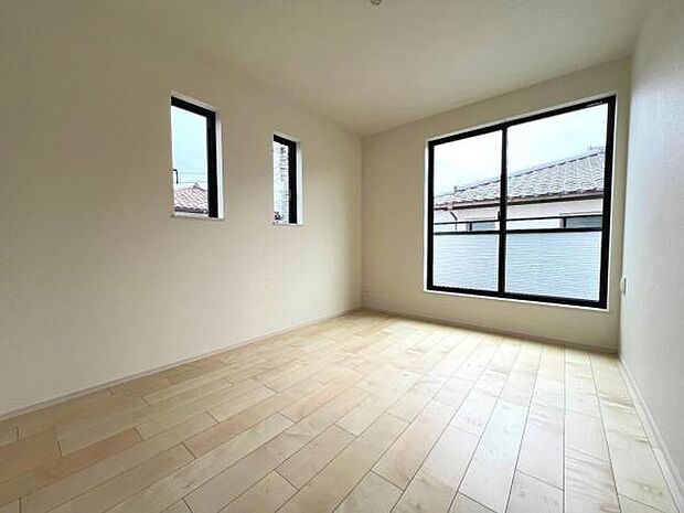 木の温もりが優しいフローリングの収納スペース付き洋室です。