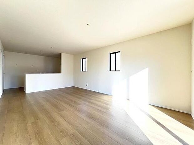 お食事中もキッチンと会話が楽しめるダイニングスペース。